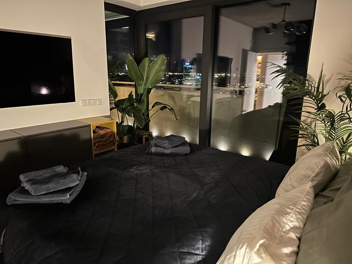 Ferienwohnung Skyline Elegance With Free Parking Pressburg Exterior foto