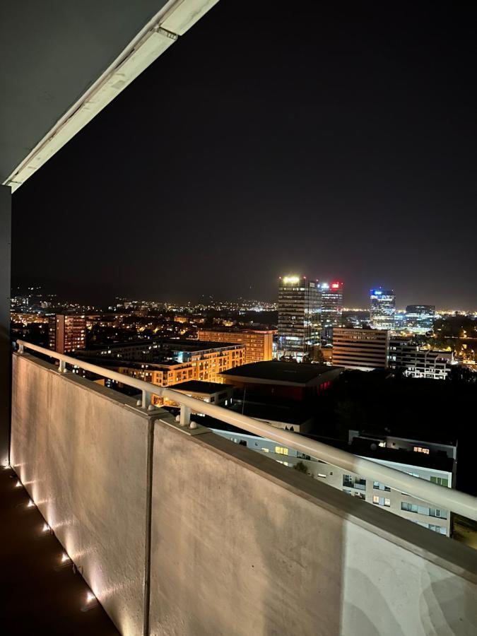 Ferienwohnung Skyline Elegance With Free Parking Pressburg Exterior foto