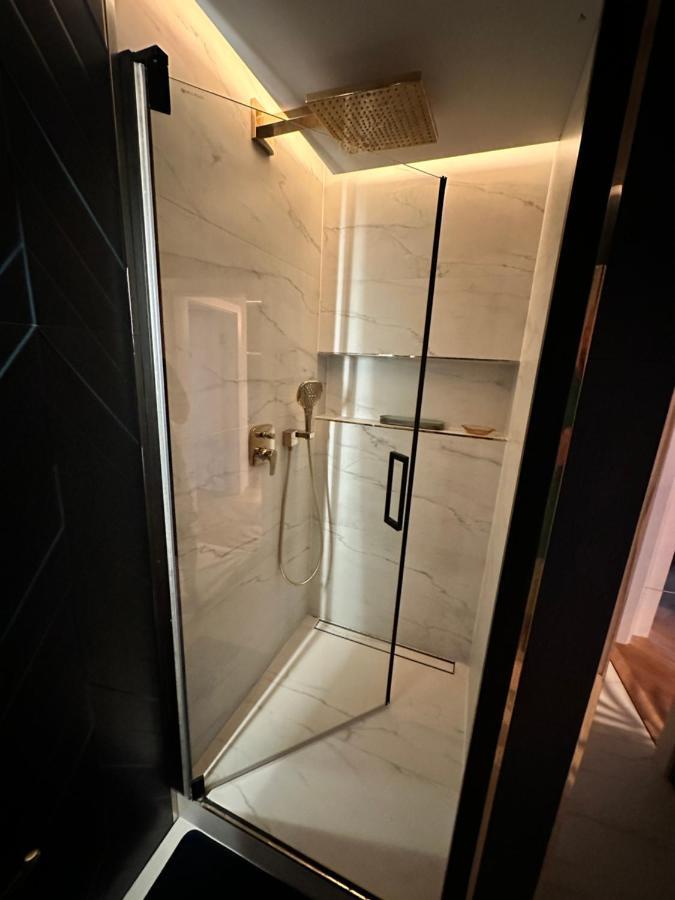Ferienwohnung Skyline Elegance With Free Parking Pressburg Exterior foto