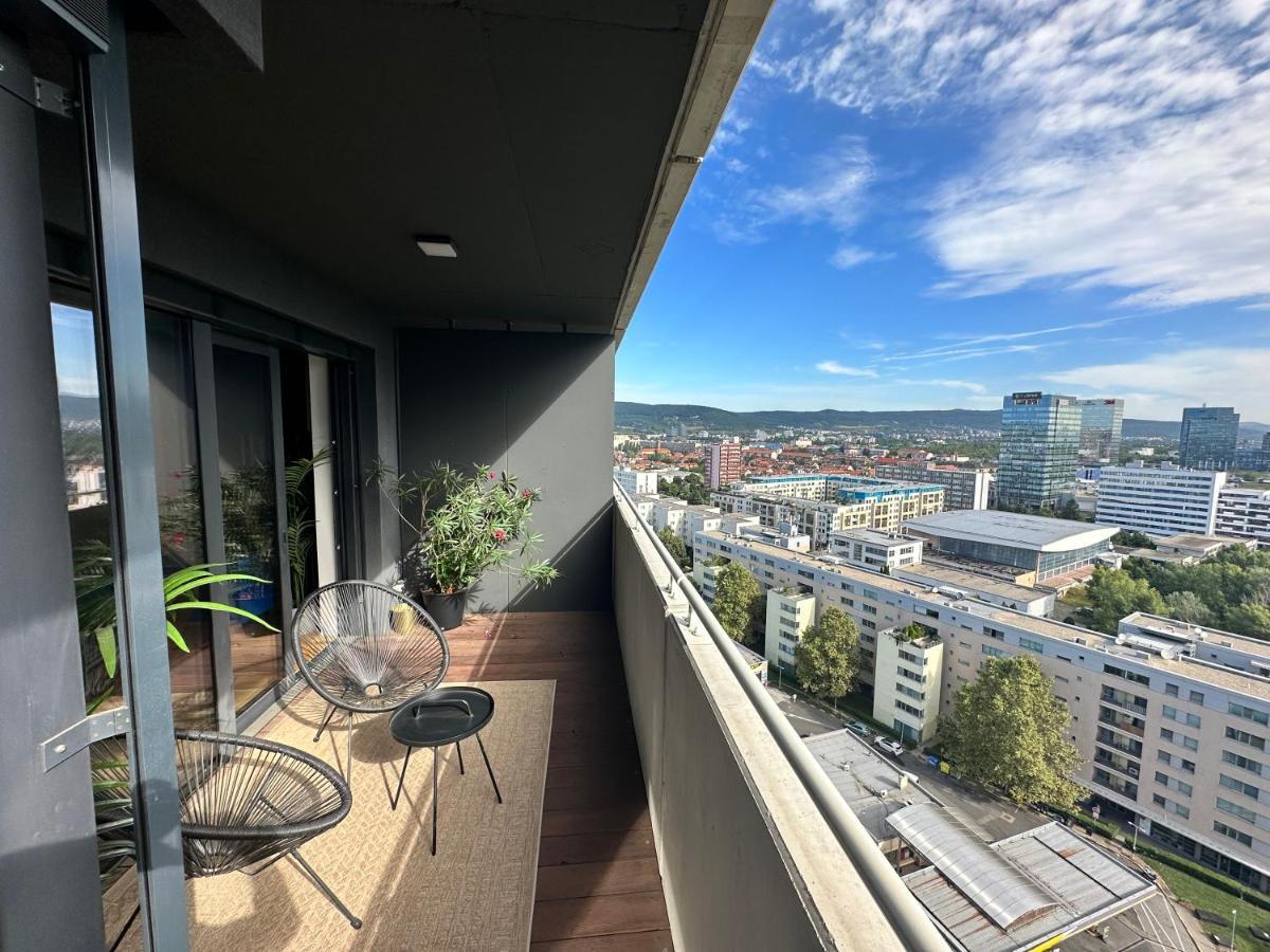 Ferienwohnung Skyline Elegance With Free Parking Pressburg Exterior foto