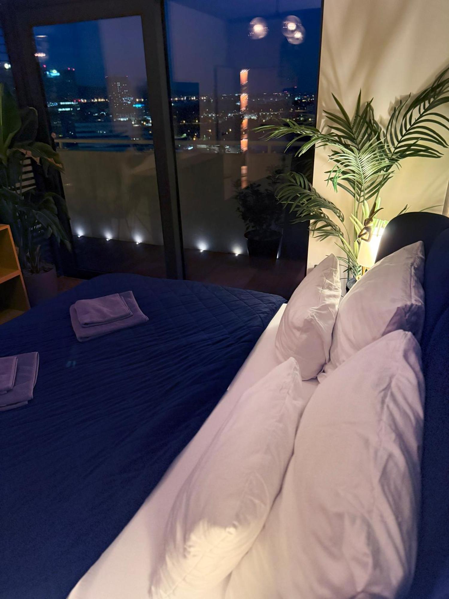 Ferienwohnung Skyline Elegance With Free Parking Pressburg Exterior foto